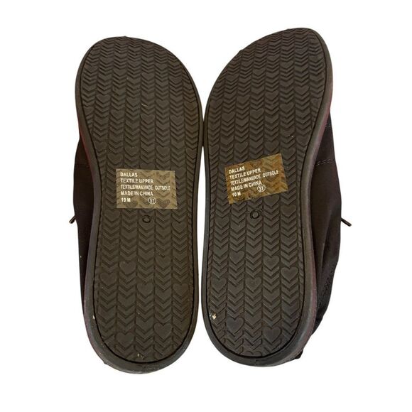 Classic Black Lace Up Sneakers in Ladies 8 or 10. - Picture 4 of 5